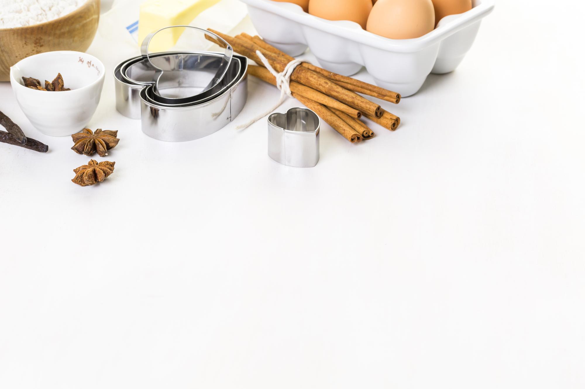 Banco cucina con strumenti e ingredienti