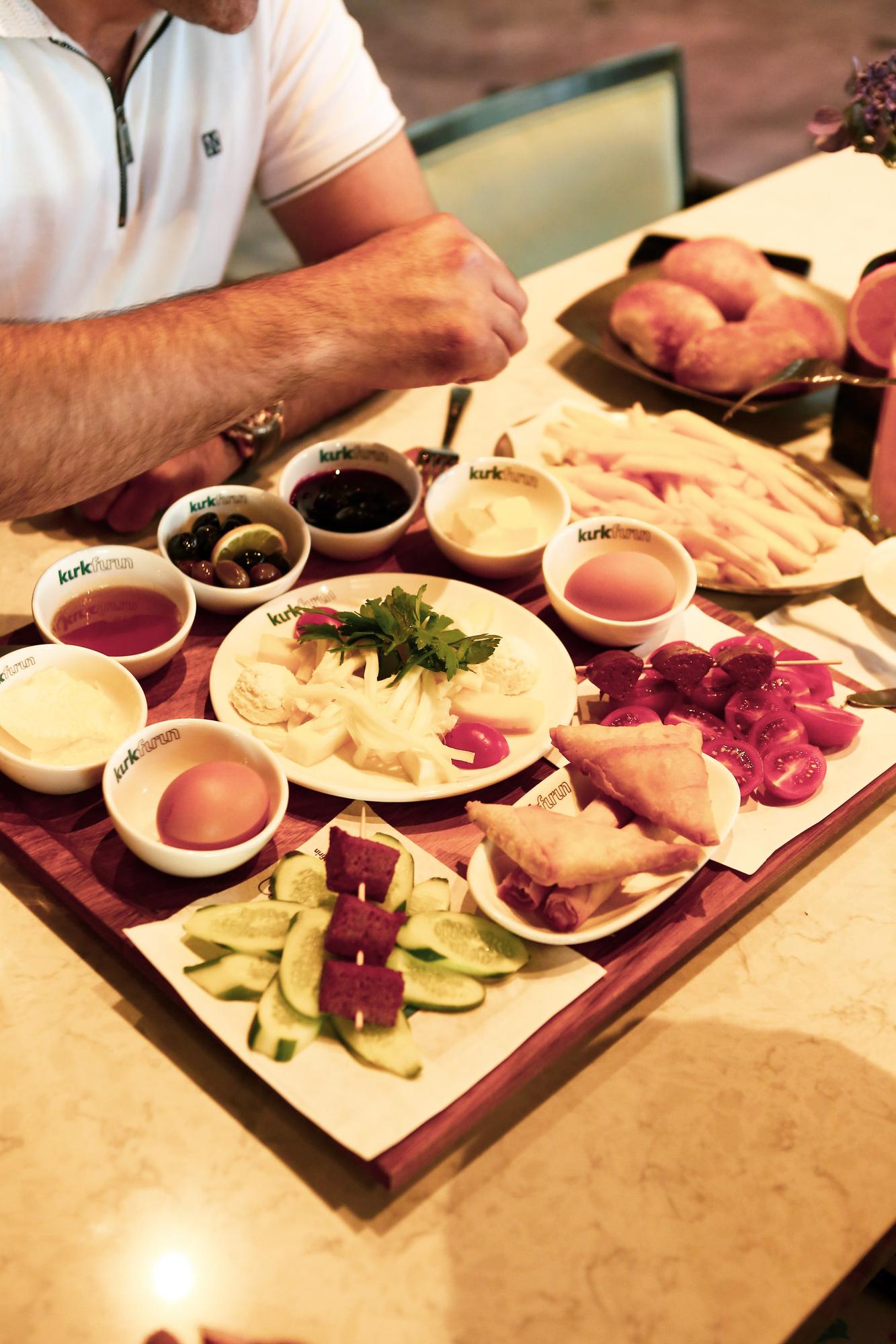 Tagliere con prodotti locali e salse